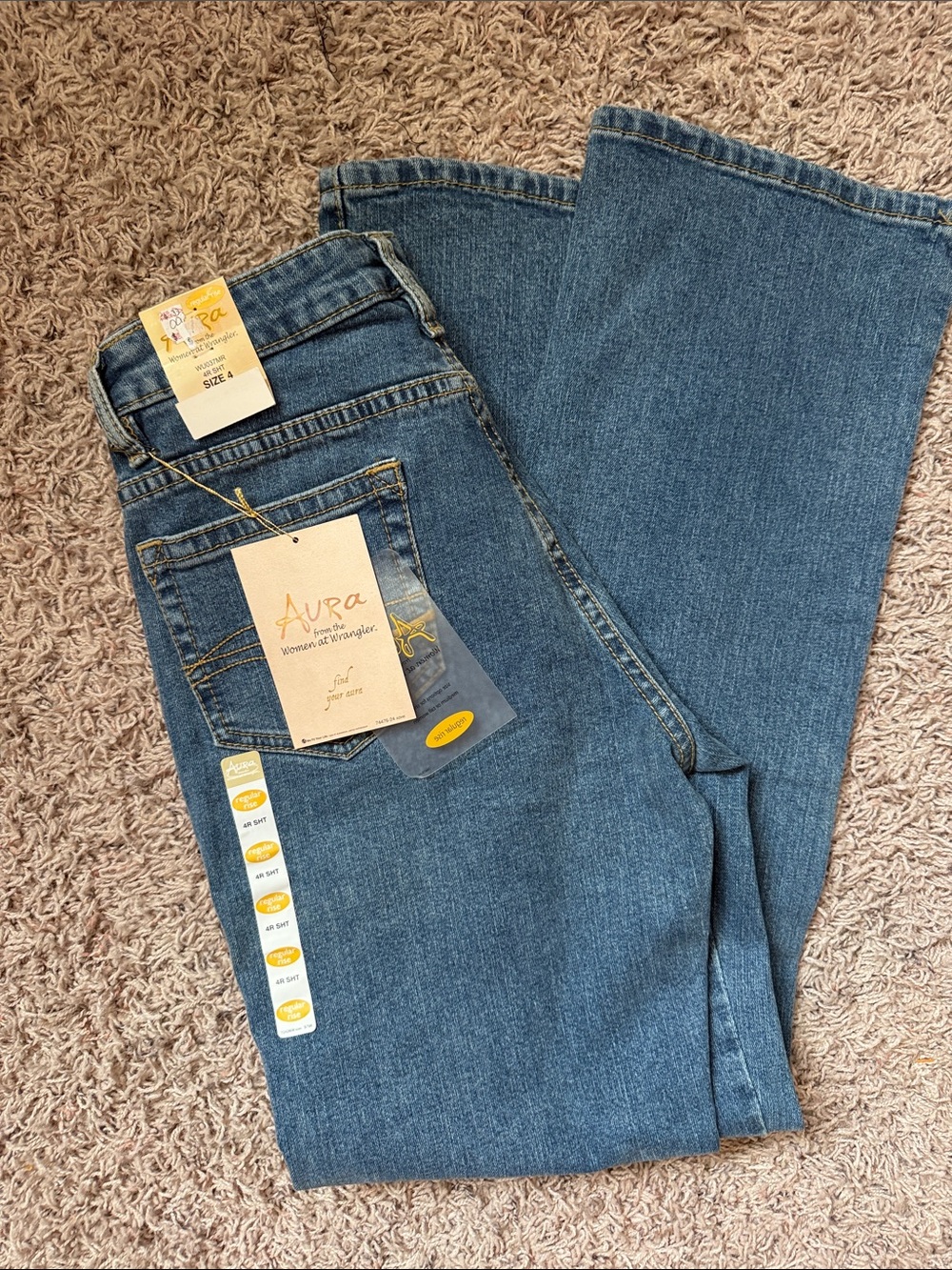 Wrangler Women’s Straight Leg Jeans in Medium Blue Wash aura size 4r short